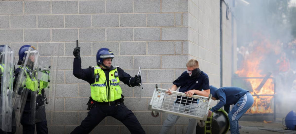 Βρετανία: Οι περισσότεροι νέοι που βρέθηκαν στα επεισόδια μισούν την αστυνομία, σύμφωνα με νέα έρευνα