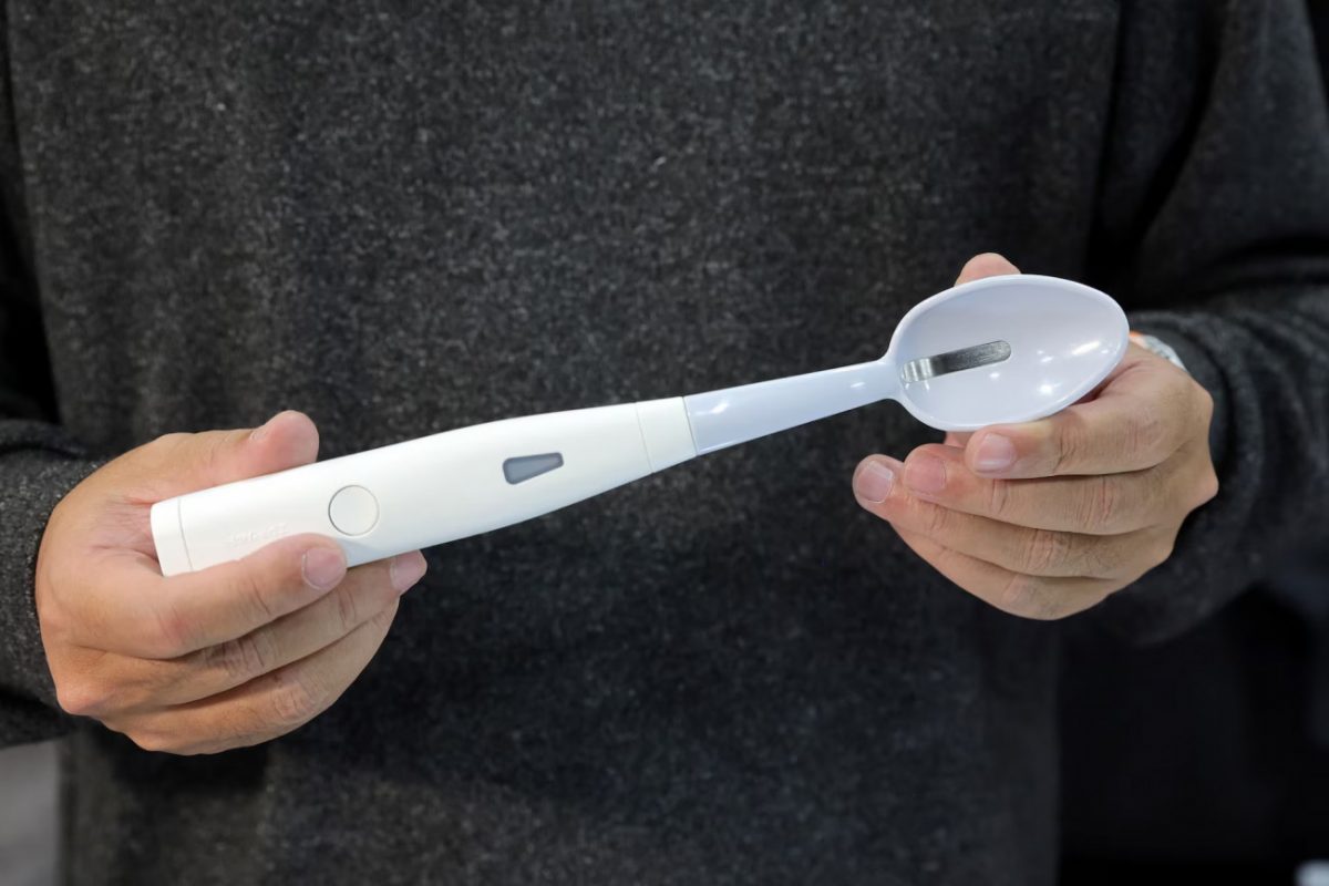 Το ηλεκτρονικό κουτάλι της Kirin χρησιμοποιεί ένα ασθενές ηλεκτρικό ρεύμα για να κάνει τα ανάλατα φαγητά να μοιάζουν πιο αλμυρά (Reuters)