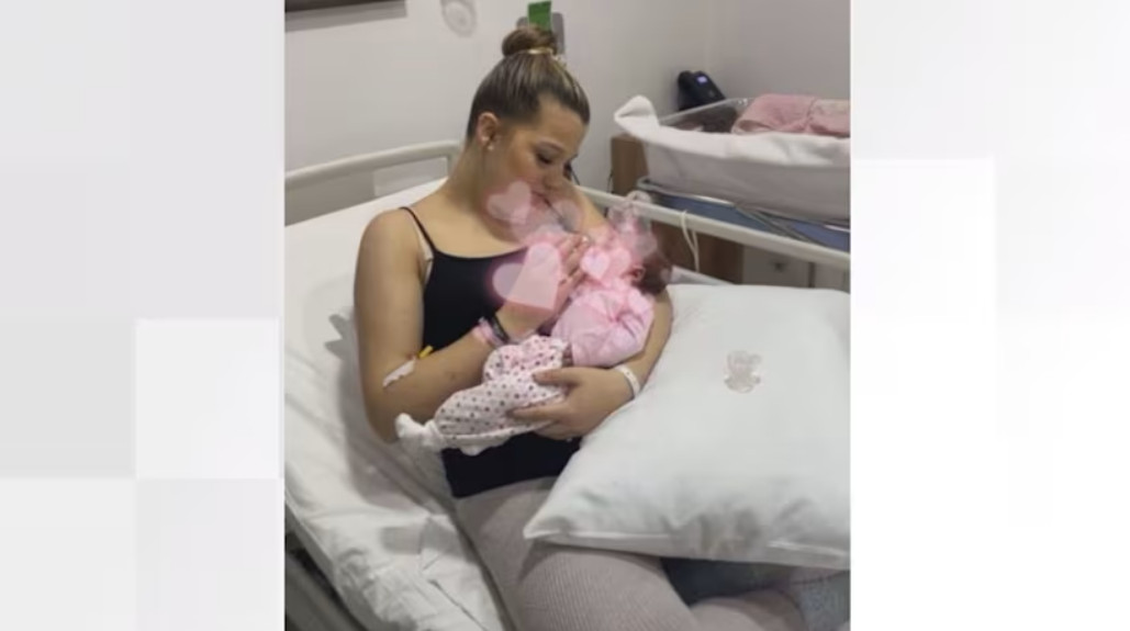 Εικόνα που δείχνει την 18χρονη Αϊόνα με την μικρή Αλάνα στο νοσοκομείο της Αττάλειας, στην Τουρκία