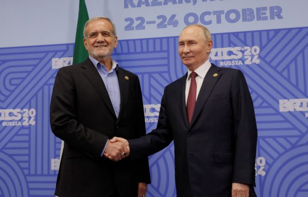 Στη Μόσχα ο ηγέτης του Ιράν για να υπογράψει συνθήκη συνεργασίας με τη Ρωσία