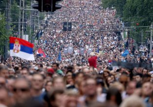 Σερβία: Οδοφράγματα στο Νόβι Σαντ – Καταλήψεις στα πανεπιστήμια – Μεγάλη διαδήλωση την Πέμπτη