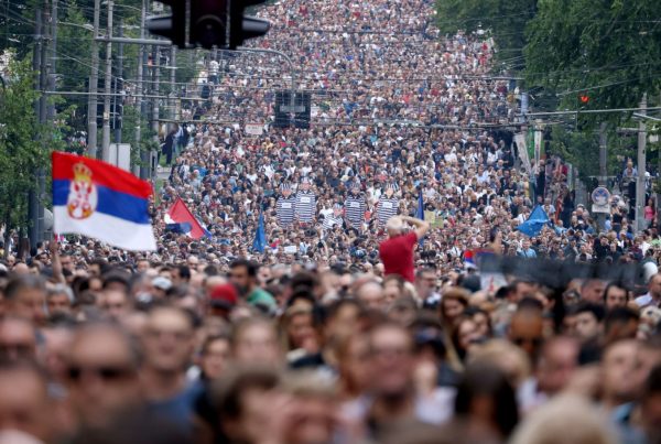 Σερβία: Οδοφράγματα στο Νόβι Σαντ – Καταλήψεις στα πανεπιστήμια – Μεγάλη διαδήλωση την Πέμπτη