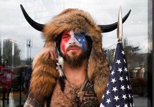 Τραμπ: Ο σαμάνος του Καπιτωλίου έλαβε χάρη και πάει να αγοράσει όπλα