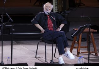 Διονύσης Σαββόπουλος: «Μου έκοψαν μισό πνευμόνι» – Κυκλοφόρρησε η αυτοβιογραφία του