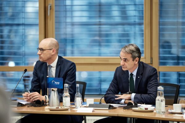 Στο Βερολίνο για τη Σύνοδο του ΕΛΚ ο Μητσοτάκης – Μεταναστευτικό και εσωτερική ασφάλεια στο επίκεντρο