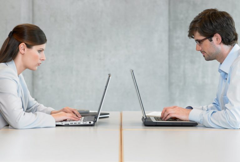 Aπέχουν οι μισθοί ανδρών – γυναικών στην Ελλάδα;