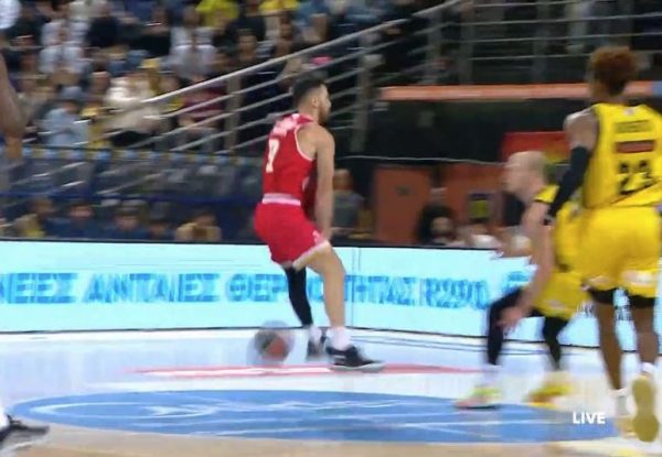 Το έκανε ξανά: Η… αλήτικη πάσα του Βιλντόζα στον Μενσά (vids)