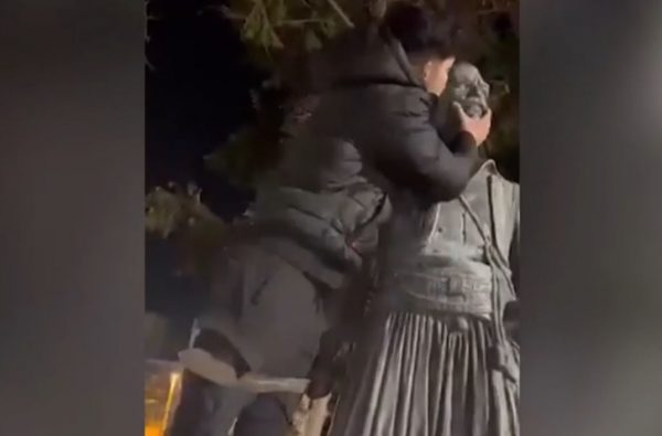 Κορδελιό: Συνελήφθη νεαρός επειδή έβρισε κι έφτυσε άγαλμα του Κατσαντώνη