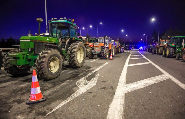 Αγρότες: Παραμένουν στα μπλόκα και κλιμακώνουν – «Βρισκόμαστε μόνο στην αρχή»