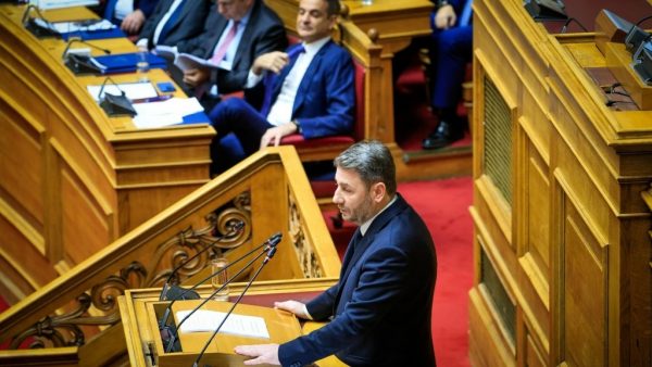 Η νέα «σύγκρουση» Μαξίμου – ΠΑΣΟΚ, οι διαφωνίες για τις συνεργασίες και η στάση Ανδρουλάκη