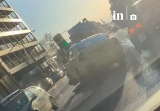 Τροχαίο στη Συγγρού – Ταξί έπεσε πάνω σε φανάρι στη διαχωριστική νησίδα