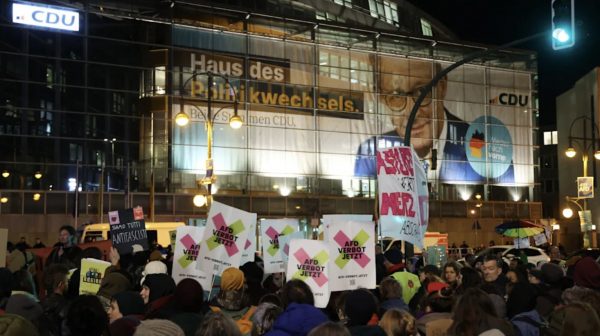 Γερμανία: Εντονες αντιδράσεις για την έγκριση ψηφίσματος της Χριστιανικής Ενωσης με τη στήριξη της Ακροδεξιάς