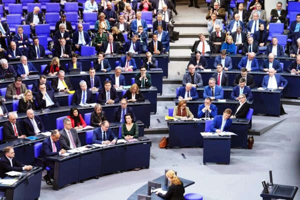 Καταψηφίστηκε το νομοσχέδιο Μερτς για τη μετανάστευση – Όλοι εναντίον όλων στη Γερμανία