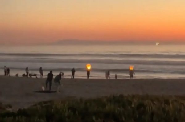 Έχουμε νικητή: Την ώρα που το Λος Άντζελες καίγεται κάποιοι αφήνουν στον ουρανό της Καλιφόρνιας ιπτάμενα φανάρια με κεριά