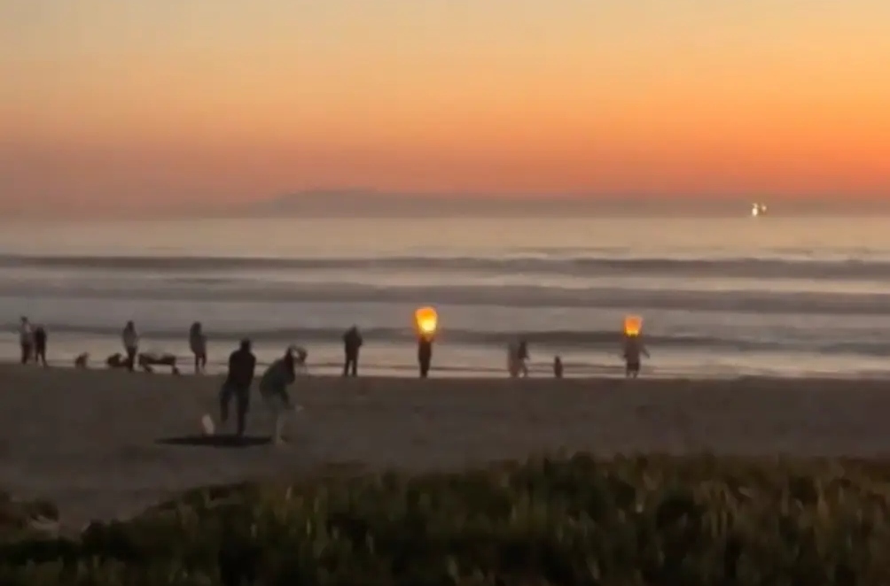 Έχουμε νικητή: Την ώρα που το Λος Άντζελες καίγεται κάποιοι αφήνουν στον ουρανό της Καλιφόρνιας ιπτάμενα φανάρια με κεριά