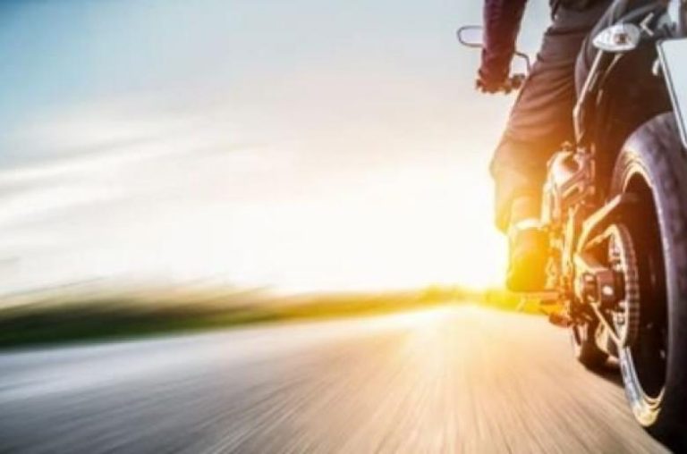 Θεοδωρικάκος: «Θα απαγορευτεί η χορήγηση καυσίμων σε όποιον δεν φοράει κράνος»