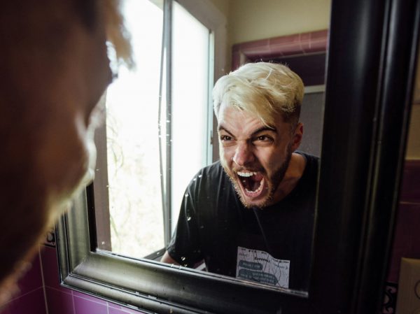 Gen Z: Αγχωμένη, καταθλιπτική, εξαντλημένη – Γιατί γερνάει πριν την ώρα της