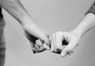 Ζητείται εμπιστοσύνη: Δεν εμπιστευόμαστε τους θεσμούς αλλά ούτε και τον διπλανό μας