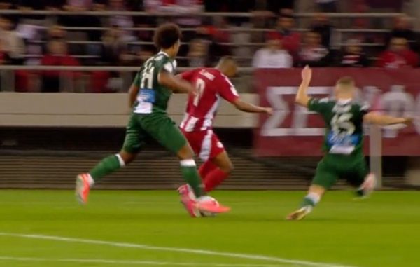 Ο Βίντσιτς δεν έδωσε πέναλτι στον Ελ Κααμπί στο 38′ – Ο Μαροκινός ανατράπηκε στην περιοχή από τον Πάλμερ Μπράουν