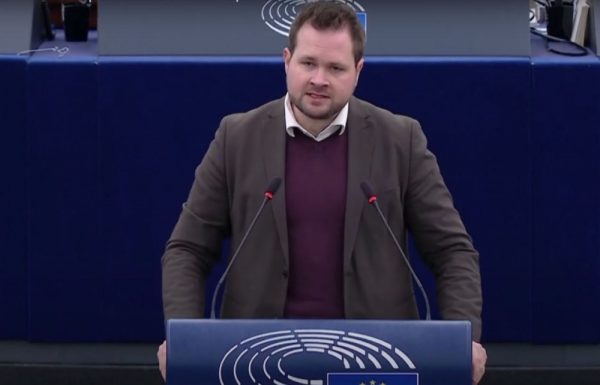 Ευρωκοινοβούλιο: Ευρωβουλευτής εναντίον Τραμπ – “Κύριε Τραμπ, άντε γαμ..είτε”