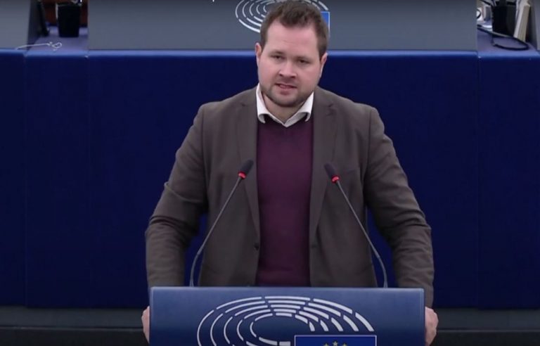 Ευρωκοινοβούλιο: Ευρωβουλευτής εναντίον Τραμπ – «Κύριε Τραμπ, άντε γαμ..είτε»