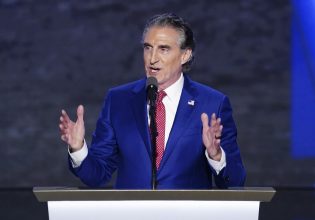 Η εξάρτηση των ΗΠΑ από τις ανανεώσιμες πηγές ενέργειας θα τονώσει την Κίνα, προειδοποιεί ο «τσάρος» του Τραμπ