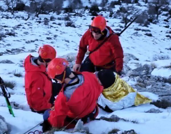 Σώθηκε ο βοσκός που είχε εγκλωβιστεί στα Ακαρνανικά Όρη – Εντοπίστηκε παγωμένος και εξαντλημένος