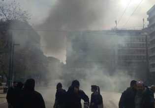 Τέμπη: Τα ΜΑΤ της κυβέρνησης διέλυσαν τη μεγαλειώδη συγκέντρωση – Έπνιξαν με δακρυγόνα το Σύνταγμα