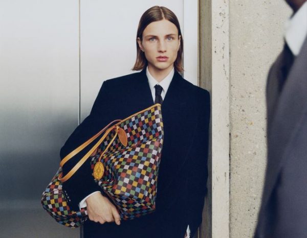 Γιατί οι παράλογα τεράστιες τσάντες ήρθαν για να τις κουβαλήσουμε;