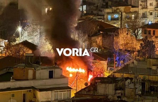 Φωτιά σε οίκημα στη Θεσσαλονίκη – Κινητοποίηση της πυροσβεστικής