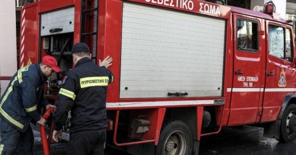 Φωτιά σε εγκαταλελειμμένο κτίριο στα Εξάρχεια – Διακοπή κυκλοφορίας στην Ιπποκράτους