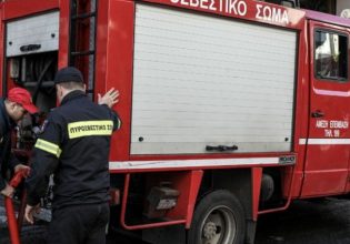 Κάηκαν δύο αυτοκίνητα και μία μηχανή μετά από φωτιά σε πυλωτή πολυκατοικίας στη Θεσσαλονίκη
