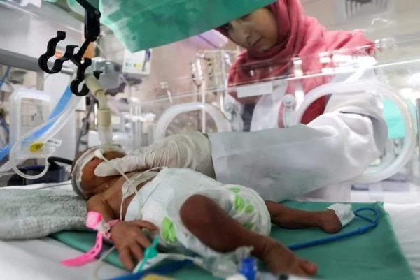 Γάζα: «Πέντε μωρά σε μια θερμοκοιτίδα» – Κραυγή αγωνίας από το HRW για τις εγκύους και τα βρέφη στον θύλακα