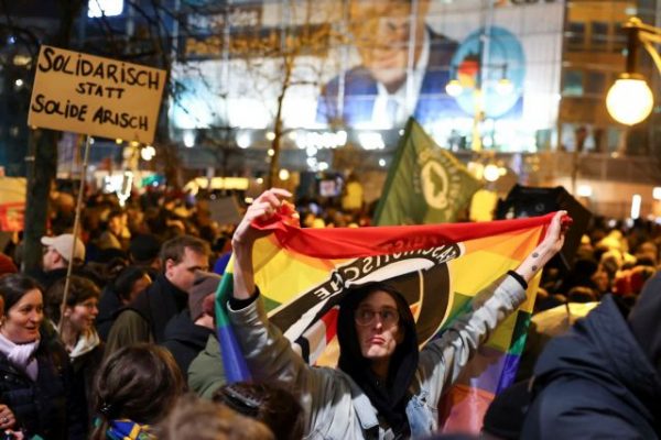 Γερμανία: Διαδηλώσεις κατά της AfD και του CDU – Διατηρεί το δημοσκοπικό προβάδισμα η Χριστιανική Ενωση
