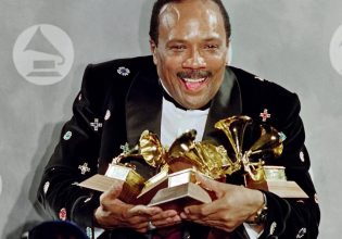 Grammy 2025: Κουίνσι Τζόουνς, Μπιγιονσέ και ένα Λος Άντζελες που ακόμη φλέγεται