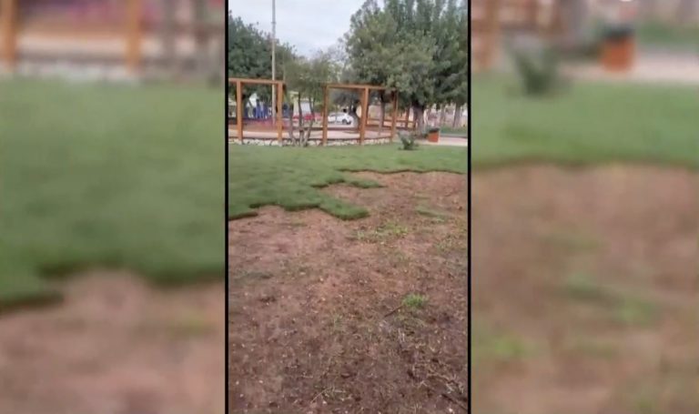 Ελληνικό: Έκλεψαν το γρασίδι που έστρωσε ο Δήμος σε πλατεία – «Πήγαν και το ξήλωσαν»