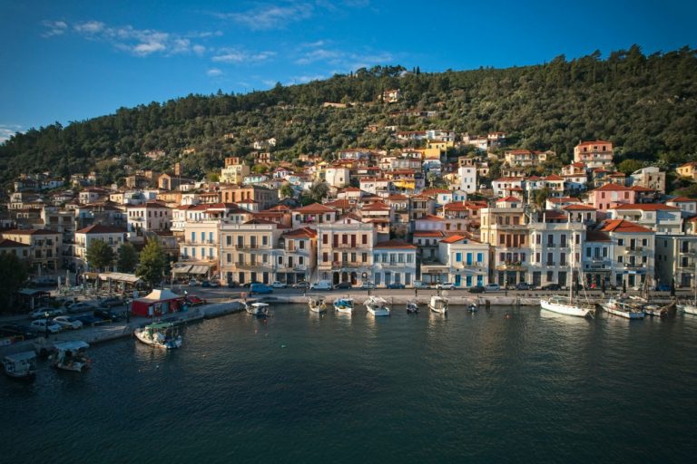 Γύθειο: Αυτοκίνητο έπεσε στο λιμάνι – Σώθηκαν οι δύο επιβαίνοντες, μεθυσμένος ο οδηγός