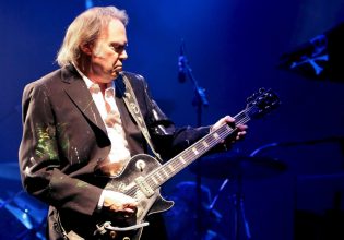 Ο θαυμασμός και η μέρα που τον πέταξε έξω από το πούλμαν: Ο Νιλ Γιανγκ είναι ο καλύτερος μαθητής του Μπομπ Ντίλαν