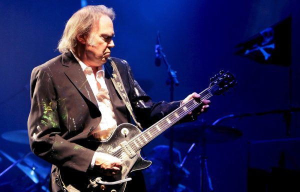 Ο θαυμασμός και η μέρα που τον πέταξε έξω από το πούλμαν: Ο Νιλ Γιανγκ είναι ο καλύτερος μαθητής του Μπομπ Ντίλαν