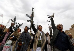 Ο Τραμπ ενέγραψε εκ νέου τους Χούθι στον κατάλογο των «ξένων τρομοκρατικών οργανώσεων»