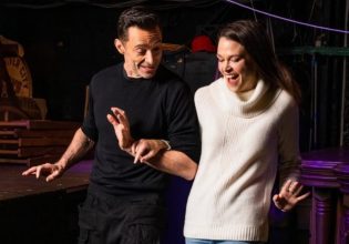 Ο Χιου Τζάκμαν δεν ξεκολλάει πάνω από την Σάτον Φόστερ και το διαδίκτυο δεν μπορεί να το αντέξει