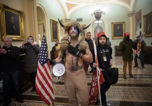 Τραμπ: Βγαίνουν από τη φυλακή οι οπαδοί του – Ανάμεσά τους και ηγέτες φασιστικών οργανώσεων