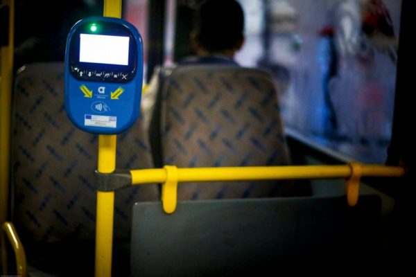 Μέσα μαζικής μεταφοράς: Μετακίνηση με ηλεκτρονική πληρωμή από την Τετάρτη – Πώς θα λειτουργεί το νέο σύστημα