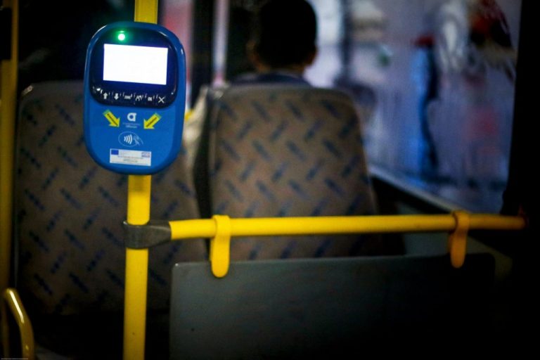 Μέσα μαζικής μεταφοράς: Μετακίνηση με ηλεκτρονική πληρωμή από την Τετάρτη – Πώς θα λειτουργεί το νέο σύστημα