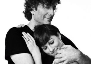 «14 γυναίκες ήρθαν σε μένα γι’ αυτό»: Τι ήξερε η πρώην σύζυγος του Νιλ Γκέιμαν για τον παραβιαστικό «αφέντη»;