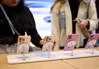 Σκληρός Ιανουάριος για την Apple – Oι καταναλωτές δε βρίσκουν ακόμη χρήσιμο τo smartphone AI