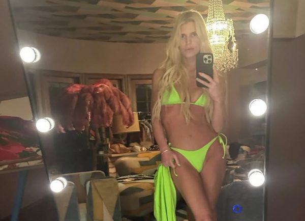 Η Τζέσικα Σίμπσον λέει ότι χώρισε αφού έχασε 45 κιλά και ένιωσε «21 ξανά»