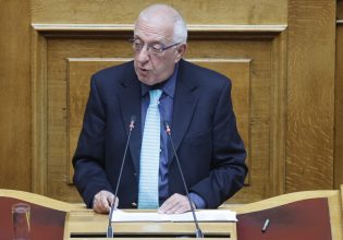 Νικήτας Κακλαμάνης: Προβάρει το κουστούμι του προέδρου της Βουλής