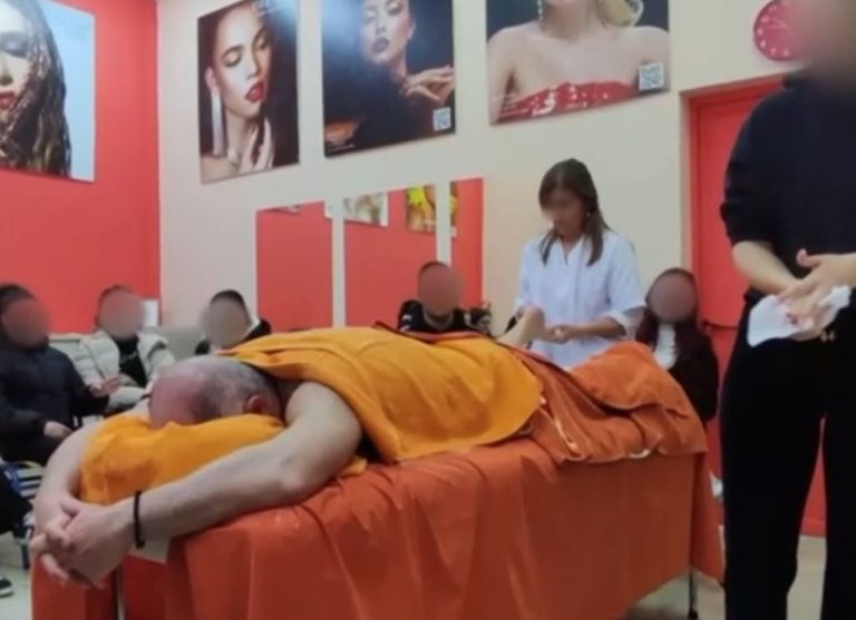 Εύβοια: «Μου ζήτησαν να κάνω το μοντέλο» – Τι λέει ο καθηγητής που του έκαναν μασάζ οι μαθητές