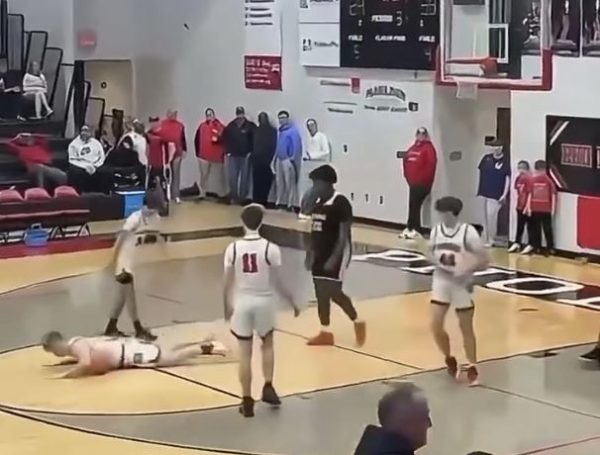 ΗΠΑ: Χαμός σε σχολικό αγώνα μπάσκετ – Στα χέρια ήρθαν μαθητές